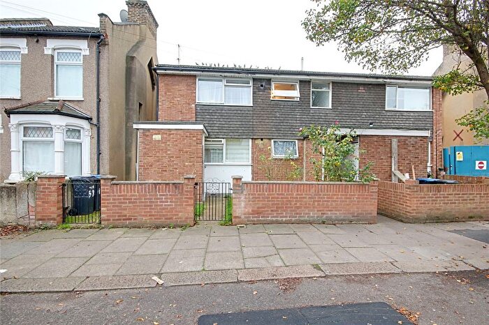 2 Bedroom Maisonette For Sale In Lowden Road, London, N9