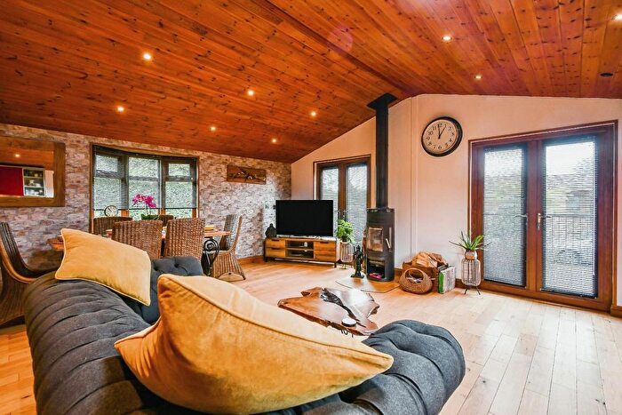 3 Bedroom Mobile/park Home For Sale In Hull Road, Wilberfoss, York, YO41