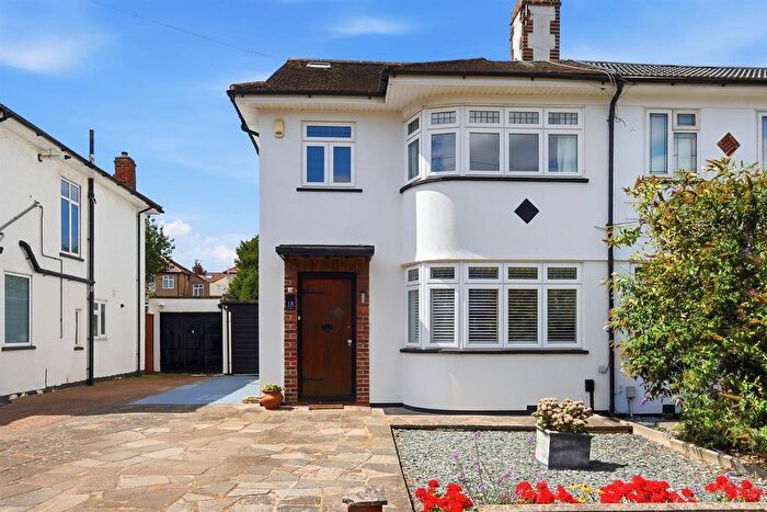 4 Bedroom Property For Sale In Onslow Gardens, London, E18