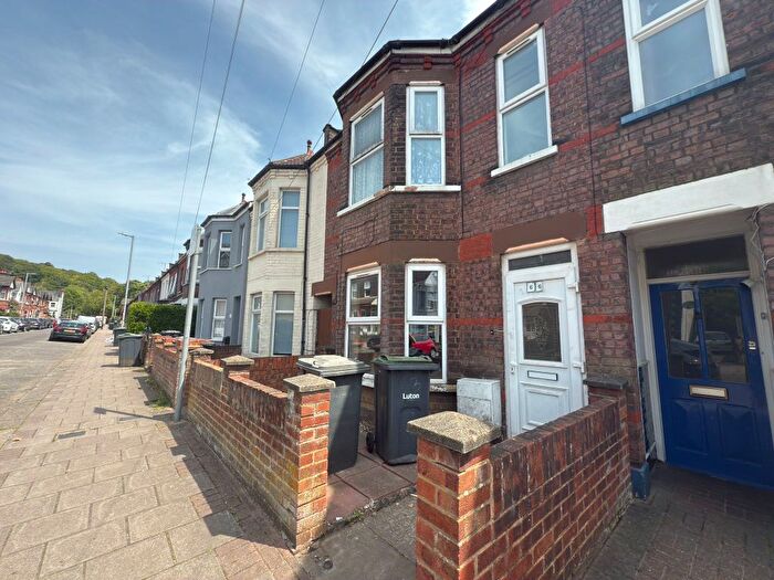 3 Bedroom Semi-Detached House To Rent In Clarendon Road, Luton, LU2