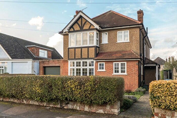4 Bedroom Detached House For Sale In Molember Road, East Molesey, KT8