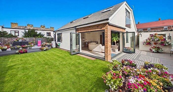 4 Bedroom Detached House For Sale In Broad Lane, Dartford, DA2