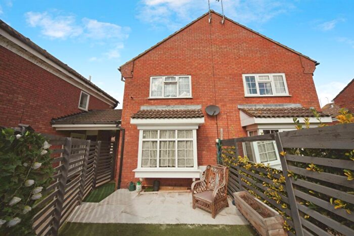 1 Bedroom Semi-Detached House For Sale In Howard Close, Luton, LU3