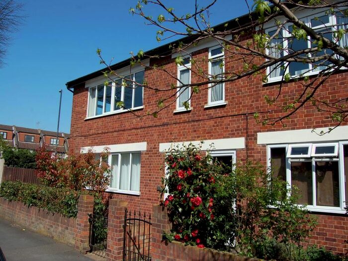 3 Bedroom Flat To Rent In Connaught Road, Teddington, TW11