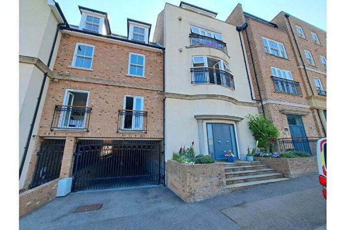 2 Bedroom Flat For Sale In Vere Road, Broadstairs, Kent, CT10