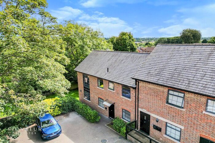 2 Bedroom Flat To Rent In High Street, Kings Langley, WD4