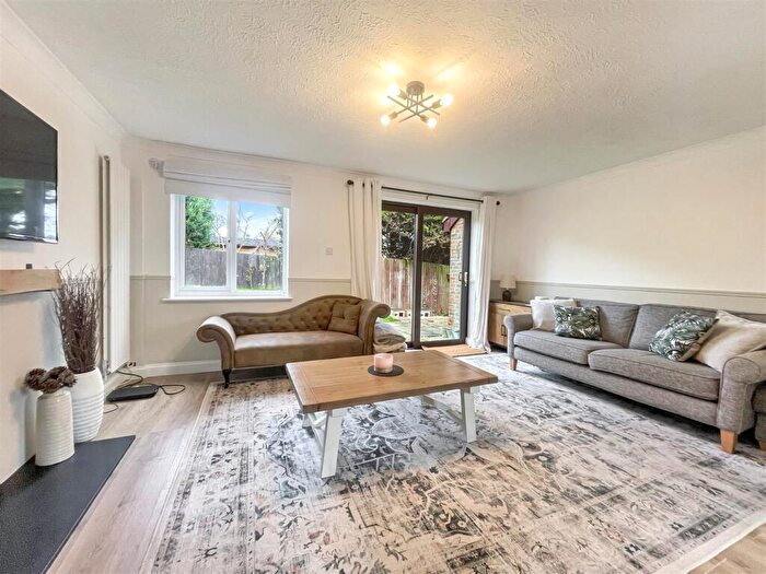 3 Bedroom Detached House For Sale In Sedgefield Close, Sonning Common, RG4