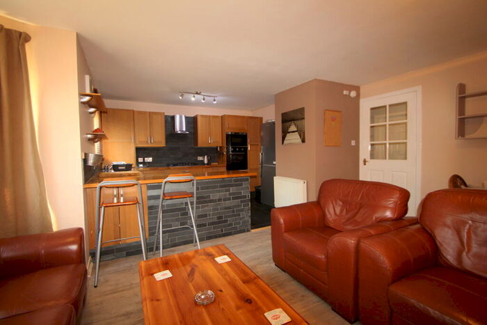 2 Bedroom Apartment To Rent In Meadowpark Street, Dennistoun, G31