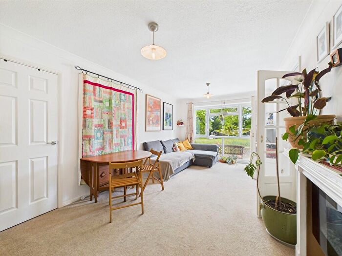 2 Bedroom Ground Maisonette For Sale In College Road, Southwater, RH13