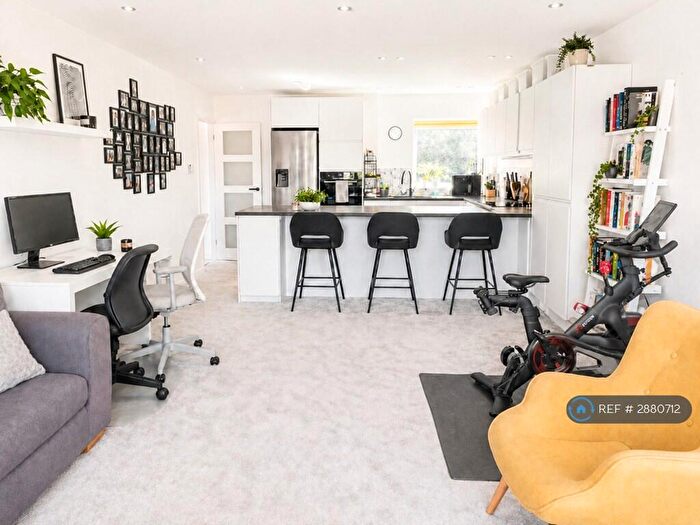 2 Bedroom Flat To Rent In The Avenue, London, KT5
