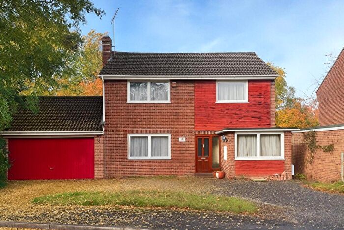 4 Bedroom Detached House For Sale In Carlyon Close, Farnborough, Hampshire, GU14