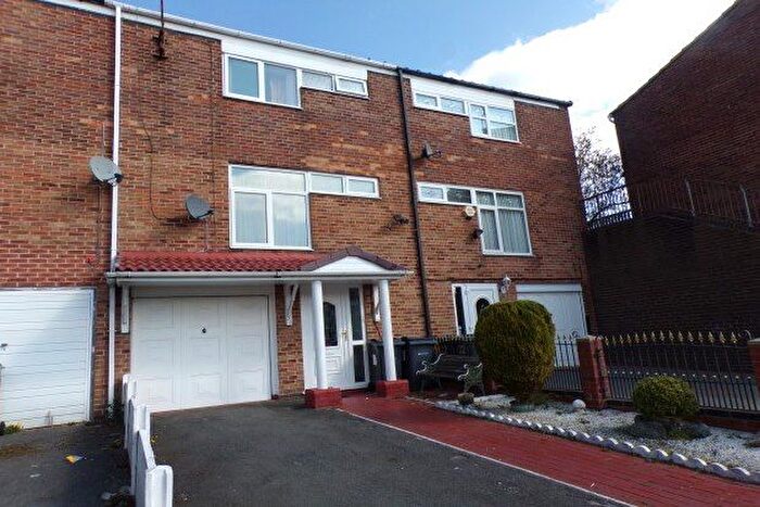 3 Bedroom Town House To Rent In Quinton, Birmingham, B32