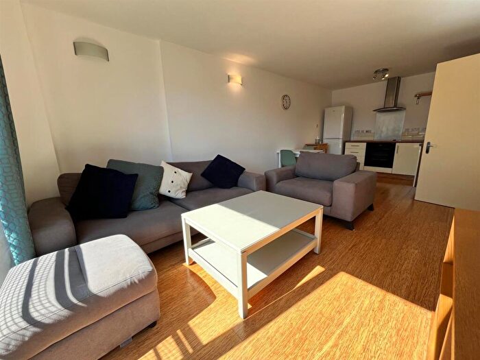 2 Bedroom Flat To Rent In City Point, Chapel Street, Salford, M3