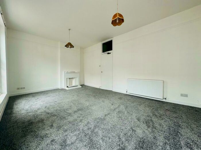 2 Bedroom Flat To Rent In Prescott Mews, Cullompton, EX15