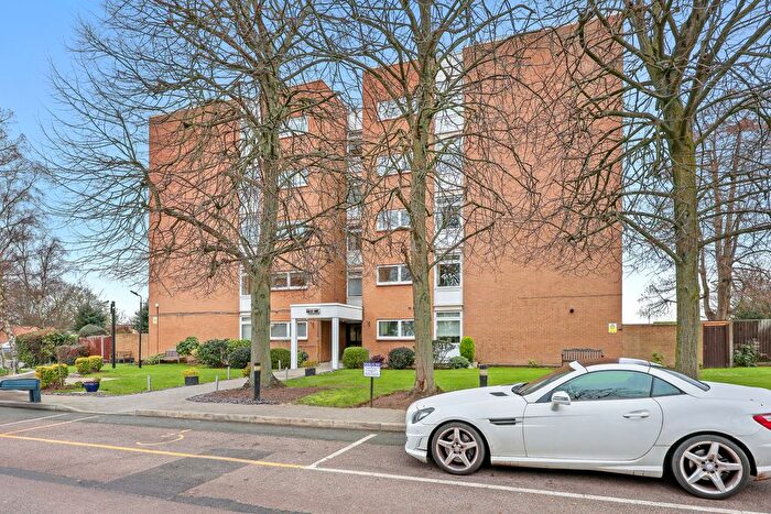 3 Bedroom Flat To Rent In The Bowls, Chigwell, Essex, IG7