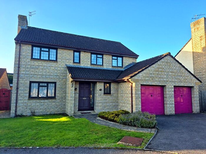 4 Bedroom Detached House For Sale In Foxglove Close, Gillingham, Dorset, SP8