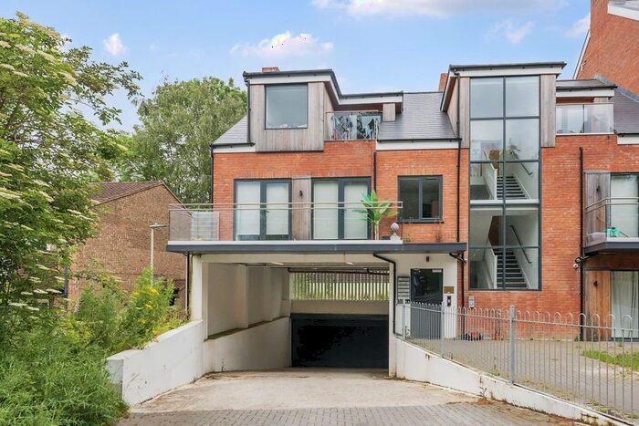 1 Bedroom Flat To Rent In Claybury, Bushey, WD23