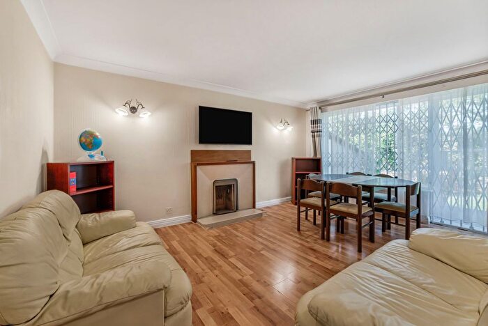 2 Bedroom Flat To Rent In Chatsworth Road, Ealing, London, W5