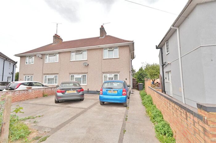 3 Bedroom Semi-detached House For Sale In Carrington Road, Slough, SL1