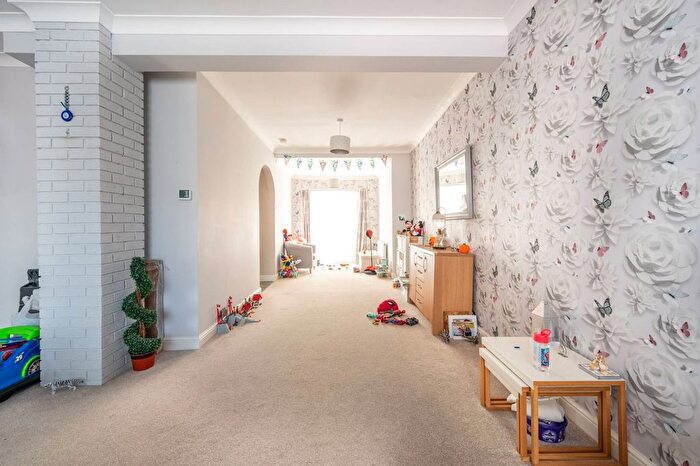 3 Bedroom End Terrace House For Sale In Winchester Road, Highams Park, London, E4