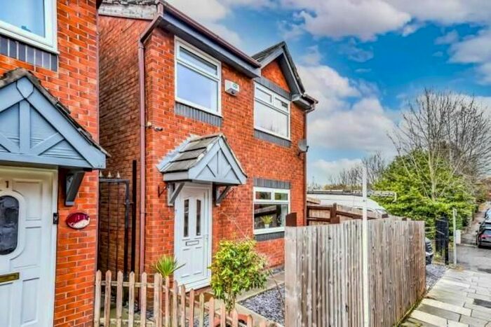 3 Bedroom Detached House To Rent In Halton Street, Hyde, SK14