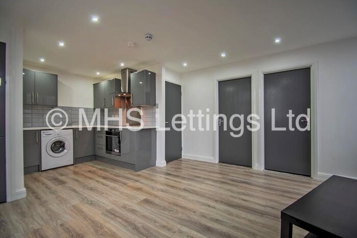 2 Bedroom Flat To Rent In Flat, Raincliffe Grove, Leeds, LS9