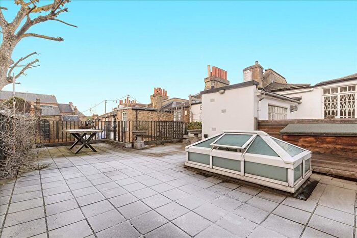 2 Bedroom Flat To Rent In Portobello Road, Kensington And Chelsea, W11