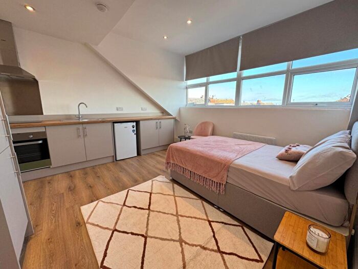 Flat To Rent In Lodge Lane, Beeston, Leeds, LS11