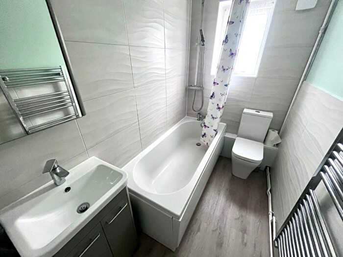 3 Bedroom Flat To Rent In Central Drive, Coseley, Bilston, WV14