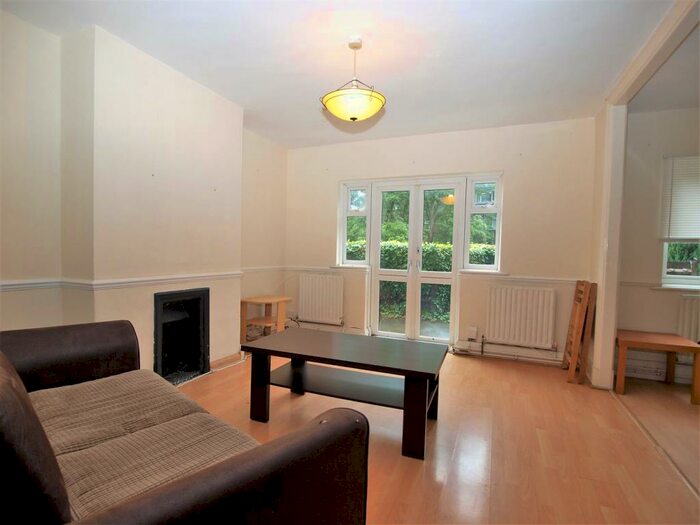 2 Bedroom Flat To Rent In Beckenham Lane, Bromley, BR2