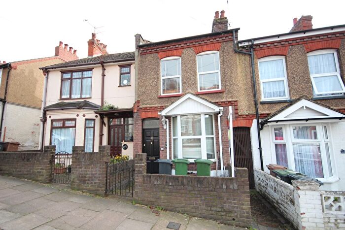 3 Bedroom Terraced House For Sale In Kingston Road, Luton, LU2