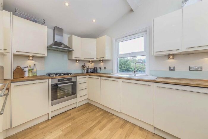 3 Bedroom Flat To Rent In Fernlea Road, London, SW12