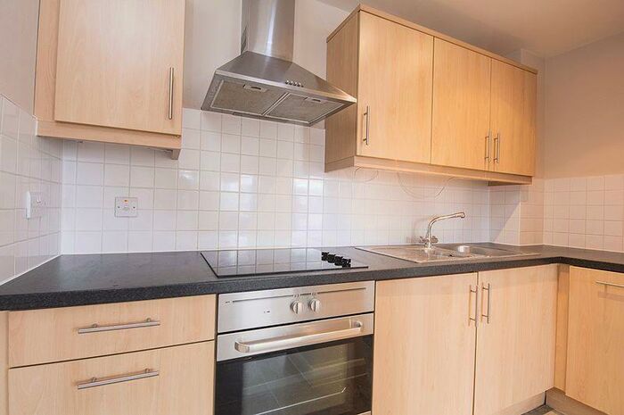 2 Bedroom Flat To Rent In Auckland House, Walton-on-Thames, KT12