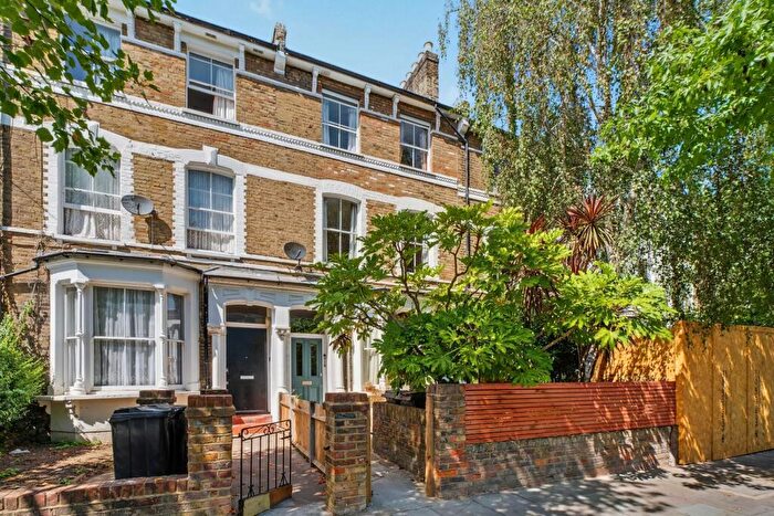 3 Bedroom Flat For Sale In Evering Road, London, N16