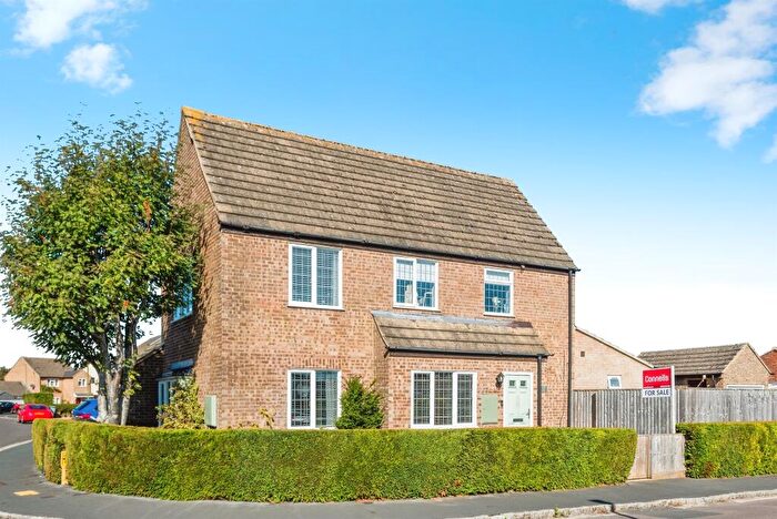 3 Bedroom Detached House For Sale In Oakfield Road, Carterton, OX18