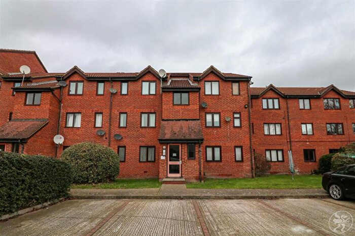 1 Bedroom Flat To Rent In Porter Close, Grays, RM20