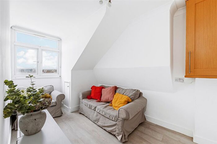 2 Bedroom Flat To Rent In The Vale, Acton, W3