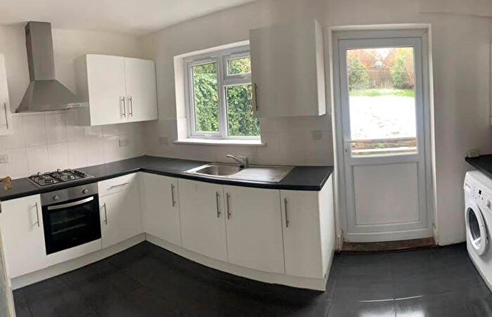 3 Bedroom Semi Detached House To Rent In Ingleway, London, N12