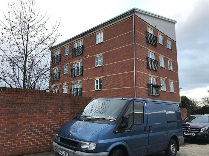 2 Bedroom Flat To Rent In Lawn Road, Northfleet, Gravesend, DA11