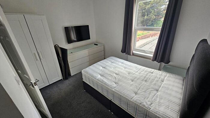 1 Bedroom Semi Detached House To Rent In Wokingham Road, Reading, RG6