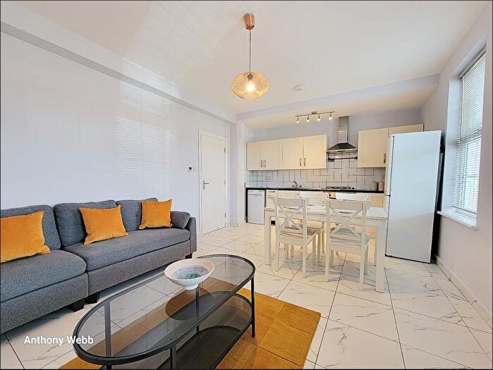 3 Bedroom Flat To Rent In River Bank, Winchmore Hill, N21