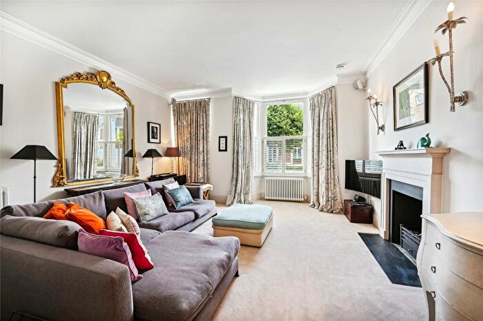 3 Bedroom Apartment To Rent In Shalcomb Street, Chelsea, London, SW10