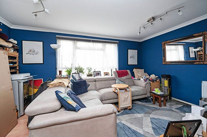 2 Bedroom Maisonette To Rent In Mansford Street, Tower Hamlets, London, E2