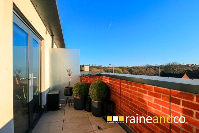 2 Bedroom Penthouse For Sale In Great North Road, Old Hatfield, AL9
