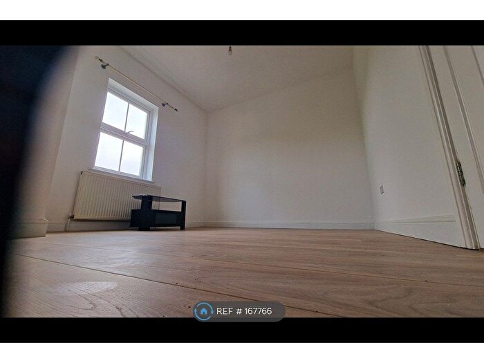 2 Bedroom Flat To Rent In Bedroom, Windsor, SL4