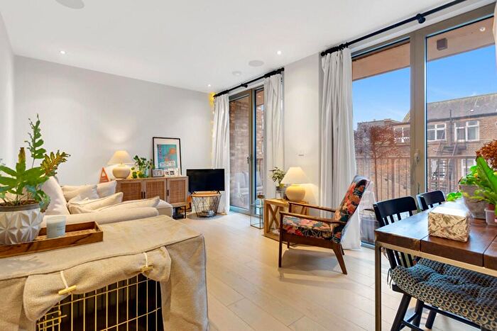 1 Bedroom Apartment For Sale In Espalier Gardens, Kilburn, W.Hampstead Borders, London, NW6