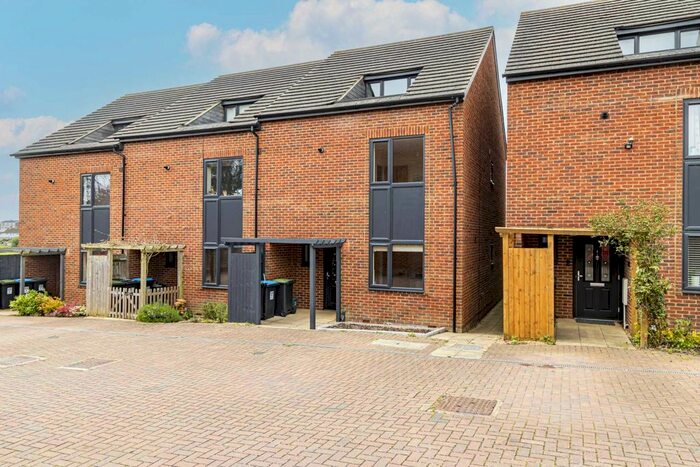 4 Bedroom End Of Terrace House To Rent In Emerald View, Galley Hill, Hemel Hempstead, Hertfordshire, HP1