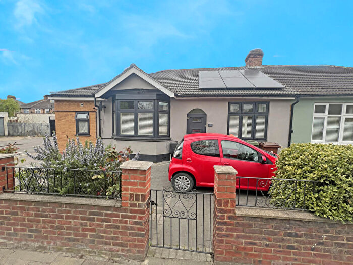 3 Bedroom Bungalow For Sale In Whalebone Lane South, Romford, Essex, RM6