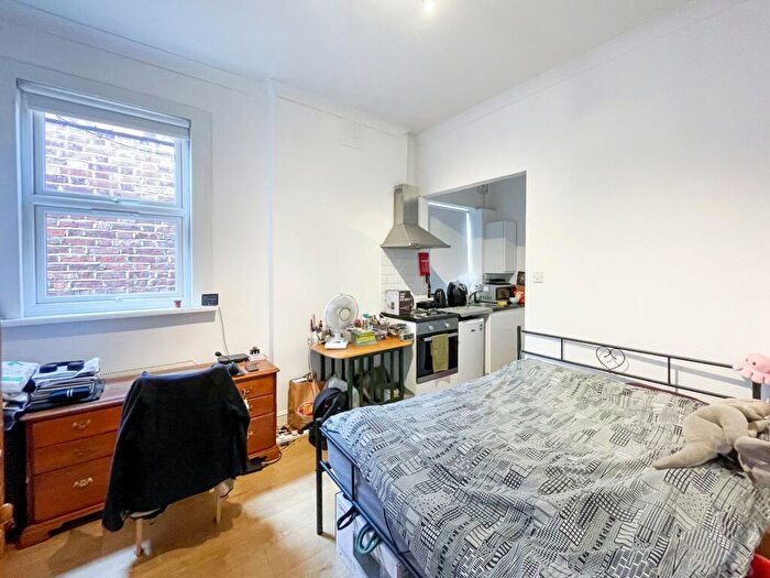 Flat To Rent In Manstone Road, Kilburn, NW2