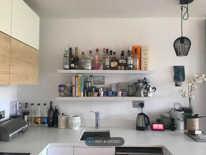 2 Bedroom Flat To Rent In Falcon Point, London, SE1